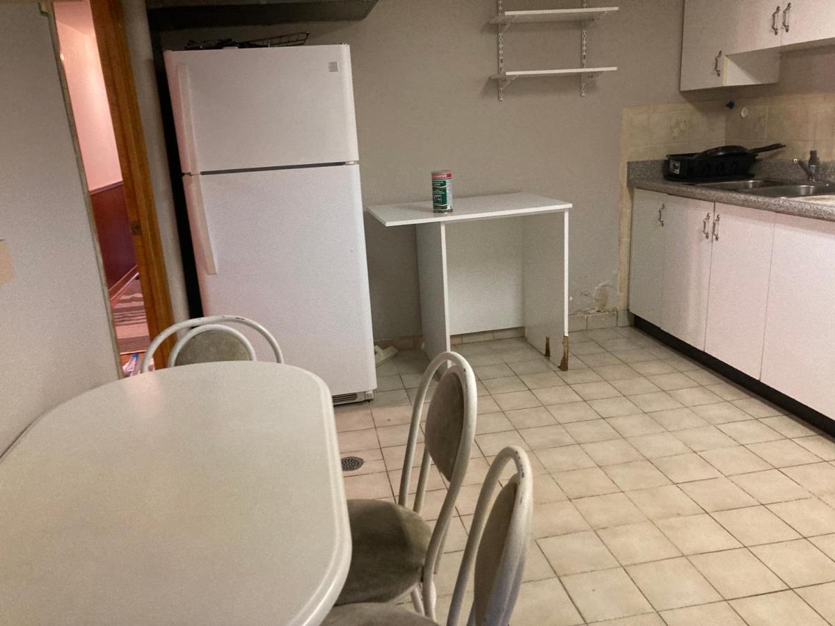 Cozy Apartment With A Spacious Backyard In The Ravine 多伦多 外观 照片